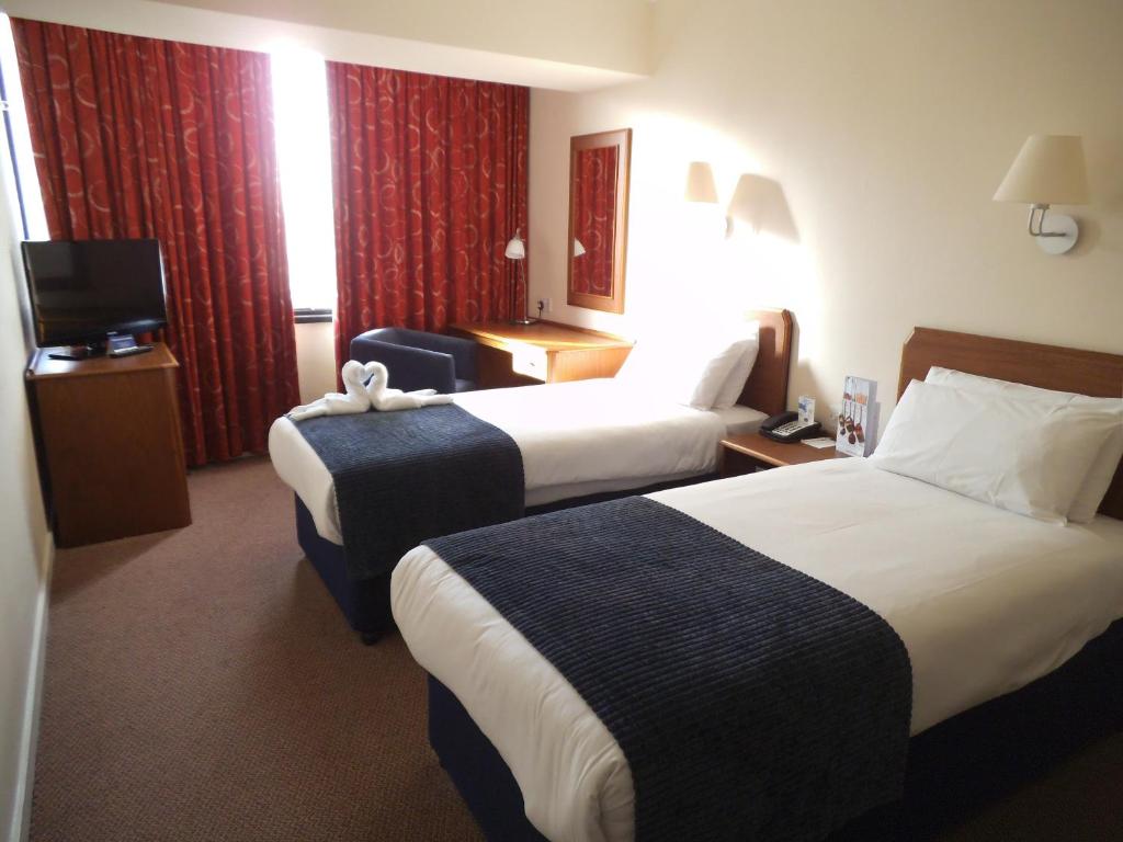 霍利盖特威克机场酒店的酒店客房设有两张床和电视。