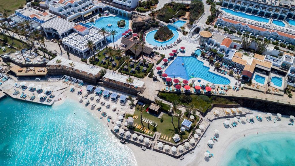 莫拉托斯Minos Imperial Luxury Beach Resort & Spa Milatos的享有度假村游泳池的空中景致
