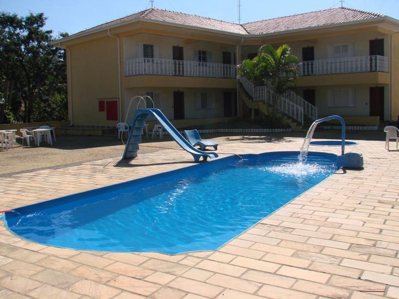 维涅杜Hotel Villagio D'Italia的房屋前带滑梯的游泳池