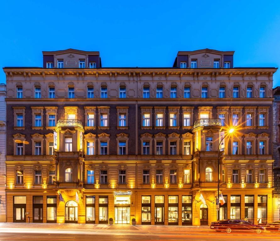 布拉格Radisson Blu Hotel Prague的街道前方的大建筑