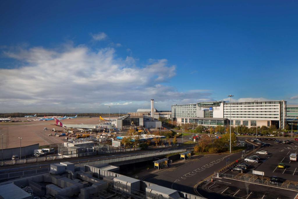 霍尔曼彻斯特机场丽笙布鲁酒店的享有机场和停车场的景色