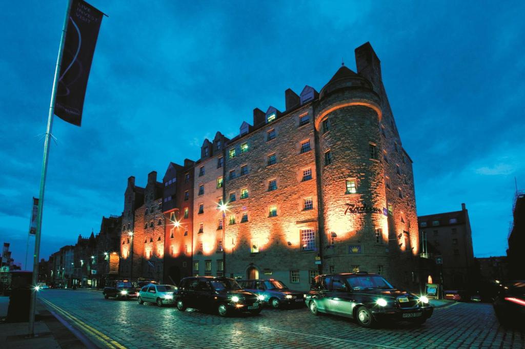 爱丁堡Radisson Blu Hotel, Edinburgh City Centre的停在大楼前的一组汽车