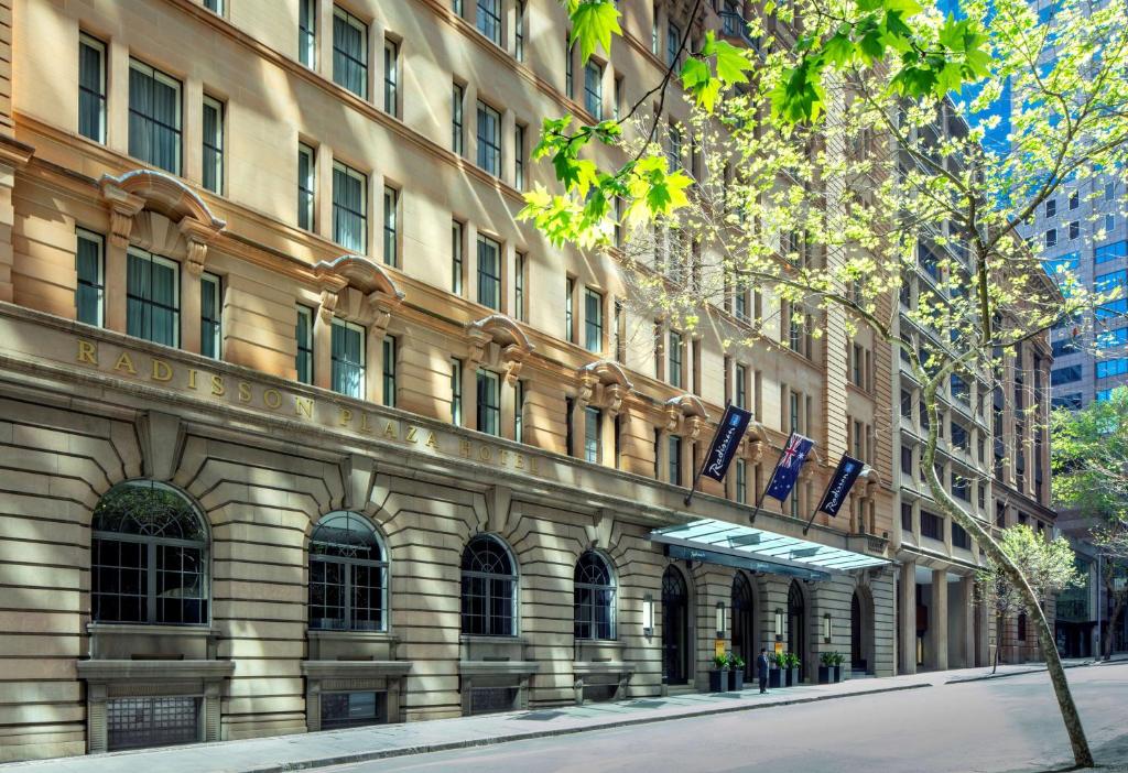 悉尼悉尼丽笙世嘉酒店的一面有旗帜的建筑