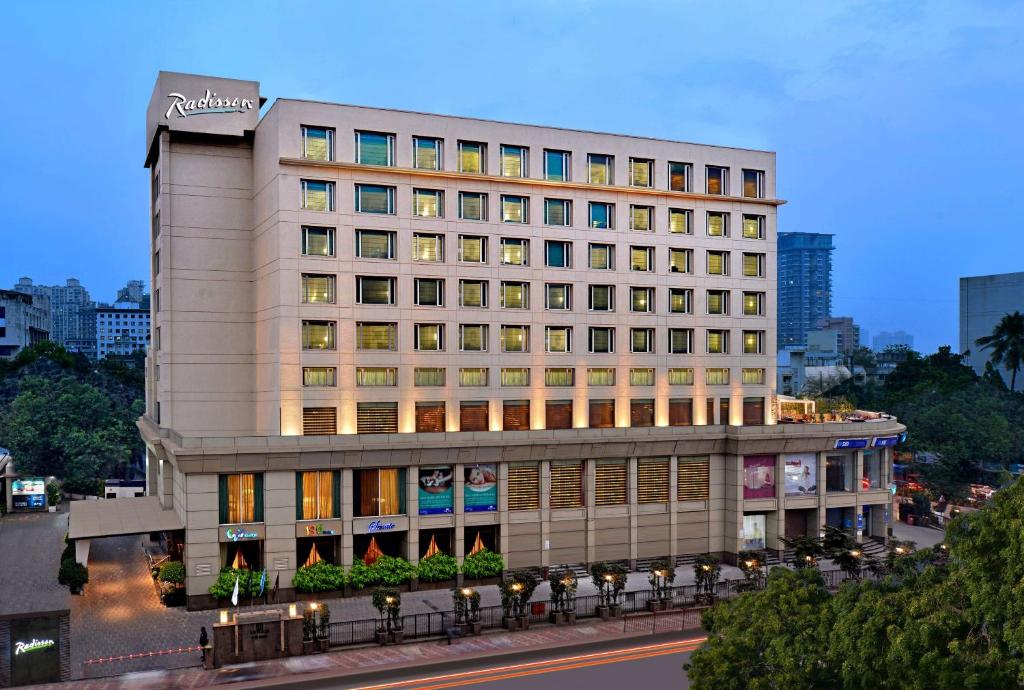 孟买孟买哥熱岗丽笙酒店的一座大建筑,上面有标志