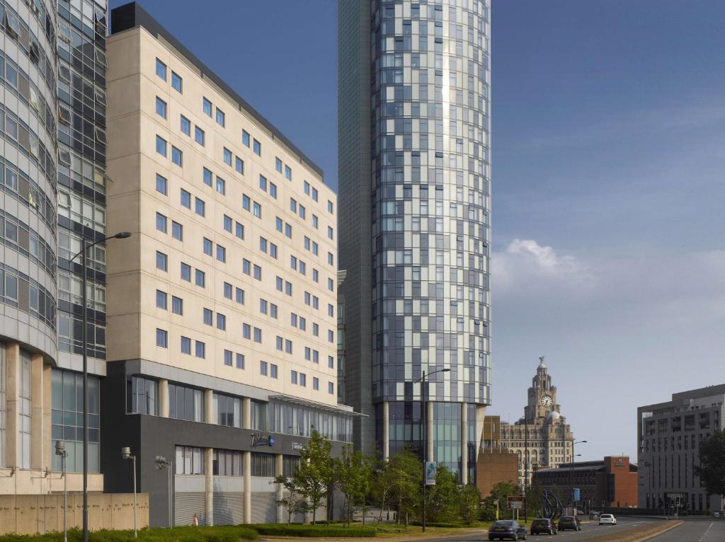 利物浦利物浦丽笙酒店的两座高楼,位于一个街道上
