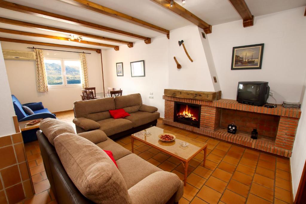科尔特斯德拉夫龙特拉casa del gastronomo的带沙发和壁炉的客厅