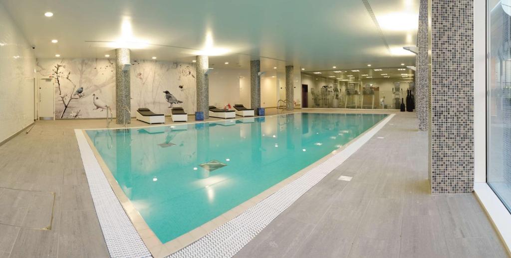 达宁顿堡东米德兰机场丽笙酒店的大楼内的大型游泳池