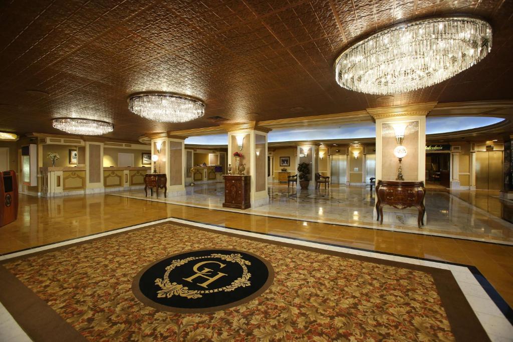 大西洋城The Claridge Hotel的大厅,大楼中央有大地毯