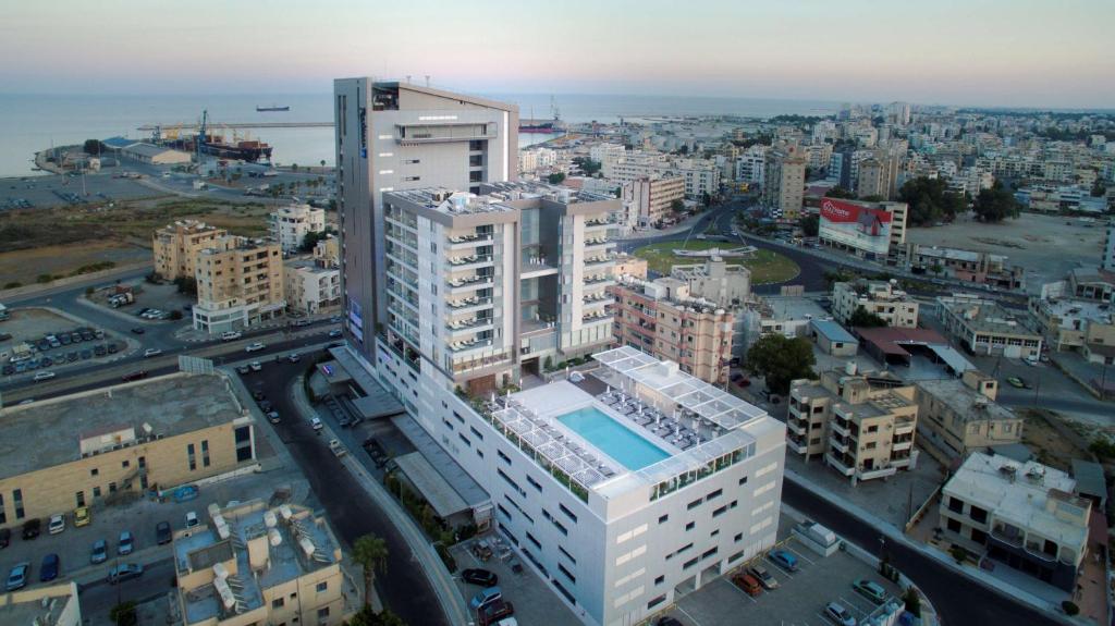 拉纳卡Radisson Blu Hotel, Larnaca的城市高楼高空景观