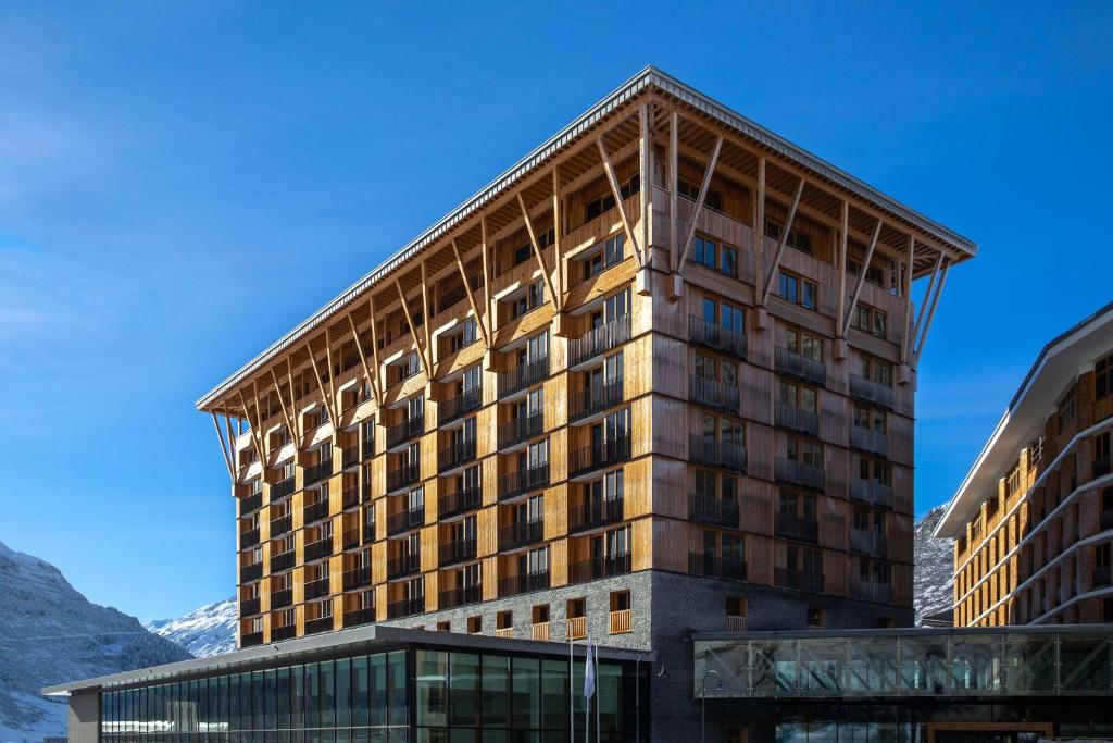 安德马特Radisson Blu Hotel Reussen, Andermatt的一座高大的山丘建筑