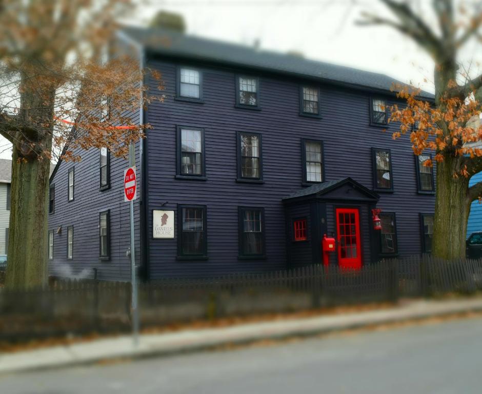 塞伦Daniels House Inn的街上有一道红色门的大蓝色房子