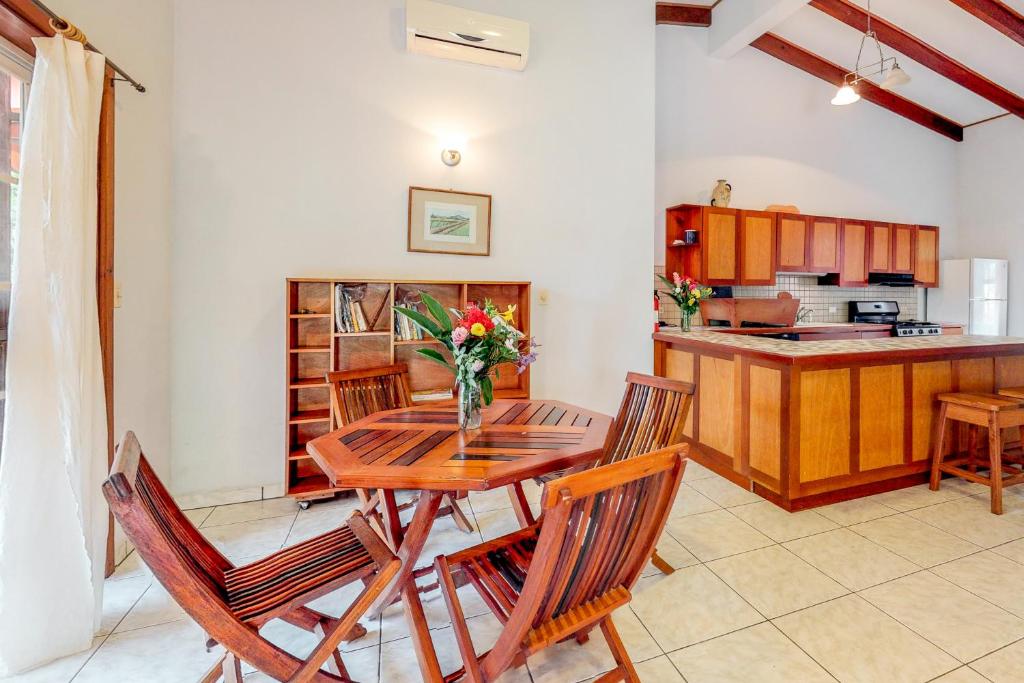 圣伊格纳西奥Framadani Villas的一间带桌椅的用餐室和一间厨房