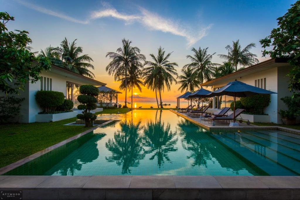 塔林甘海滩Baan Asan的一座别墅,设有游泳池和棕榈树
