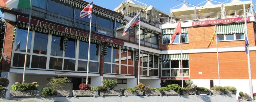 拉韦纳蓬泰特雷萨Hotel Carillon的前面有旗帜的建筑
