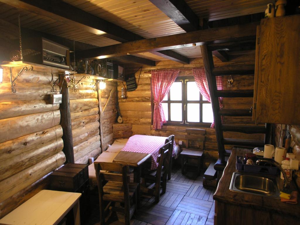 BrdaHolz Haus Banja Luka的小木屋内的用餐室,配有桌子