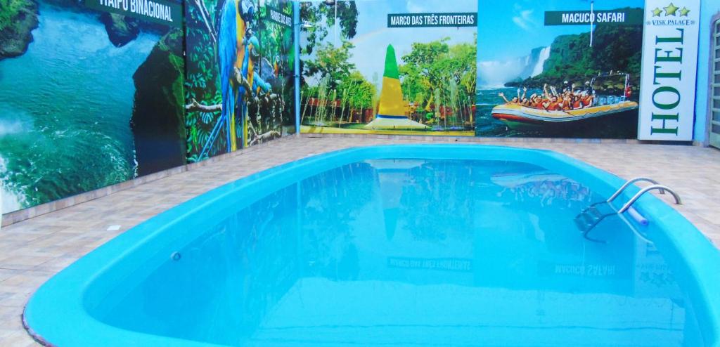 伊瓜苏Visk Palace Hotel e Restaurante的画画墙前的游泳池