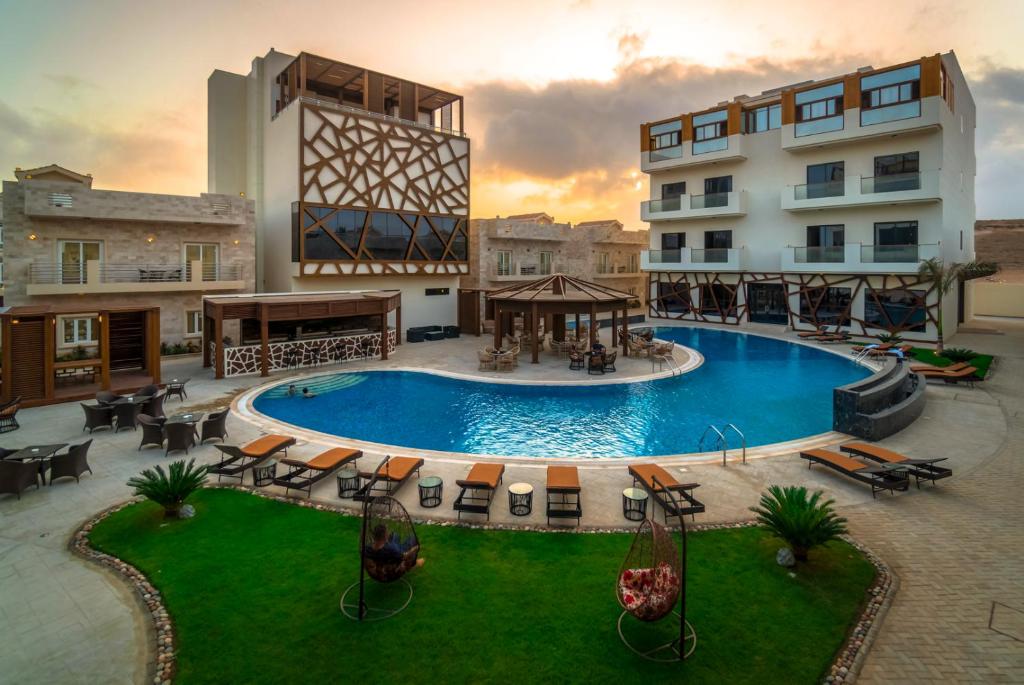塞拉莱Belad Bont Resort的享有酒店上方的游泳池景致