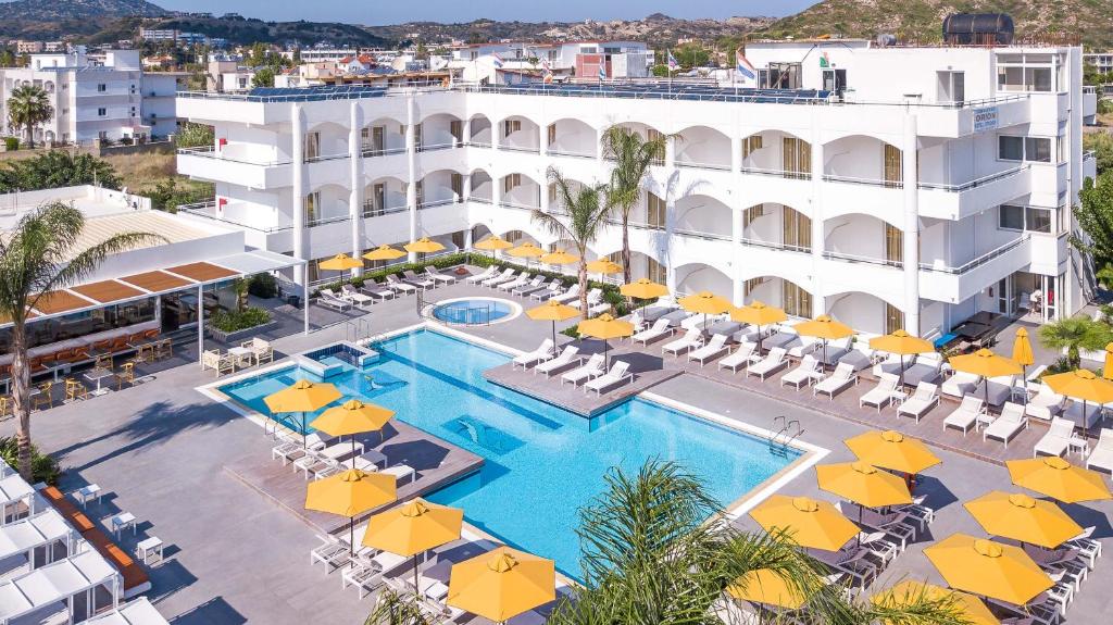 法里拉基欧利恩酒店的享有酒店和游泳池的空中景致