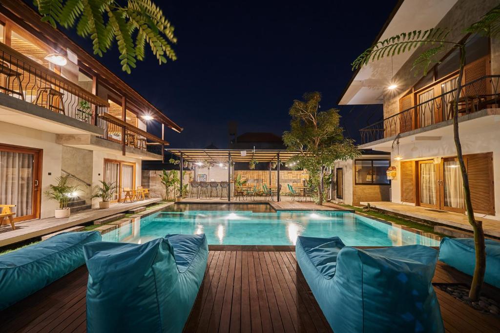 乌布库布热带旅馆的游泳池在晚上的图像