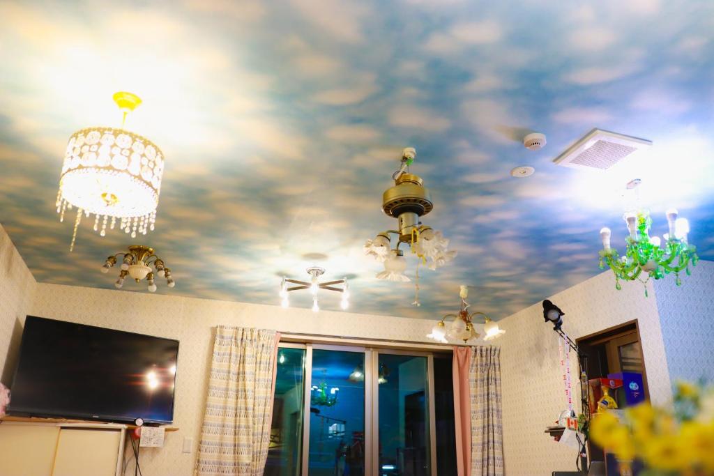 东京东京2020旅舍的一间天花板上涂有云彩的房间
