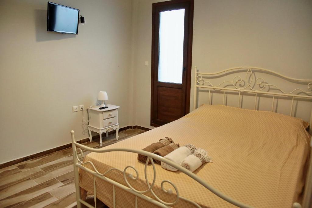 纳弗帕克托斯Ante Portum Lepanto的卧室配有一张床铺,墙上配有电视