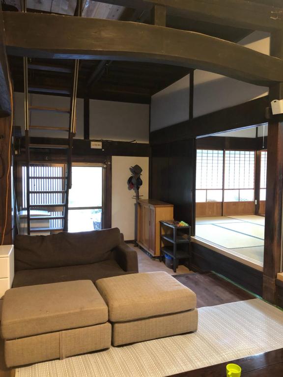 Ōuda楓 -Kaede-的带沙发和高架床的客厅