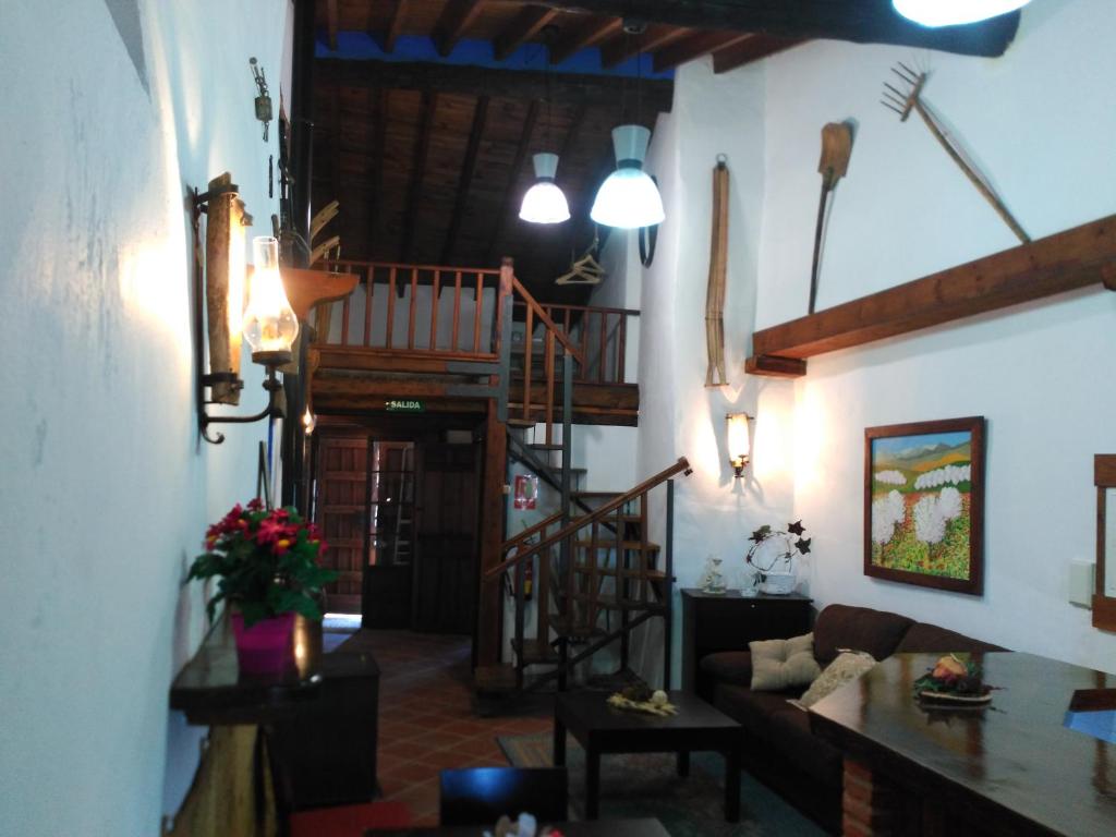 阿尔考辛Room El Pilarillo的客厅位于房子内,设有螺旋楼梯