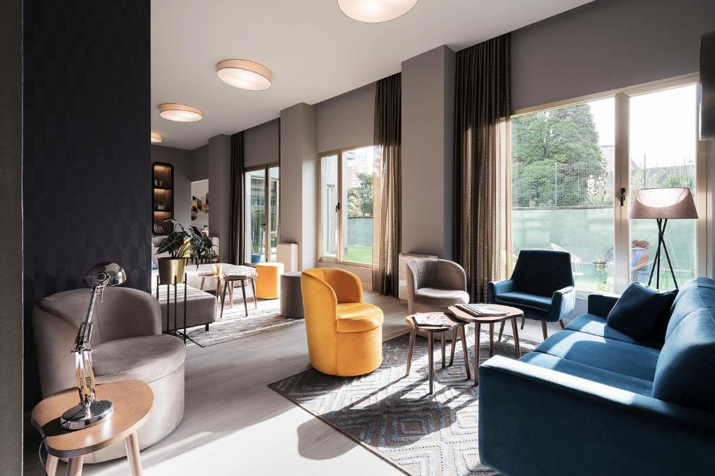 拉科鲁尼亚如是旅行公寓酒店的客厅配有蓝色的沙发和椅子