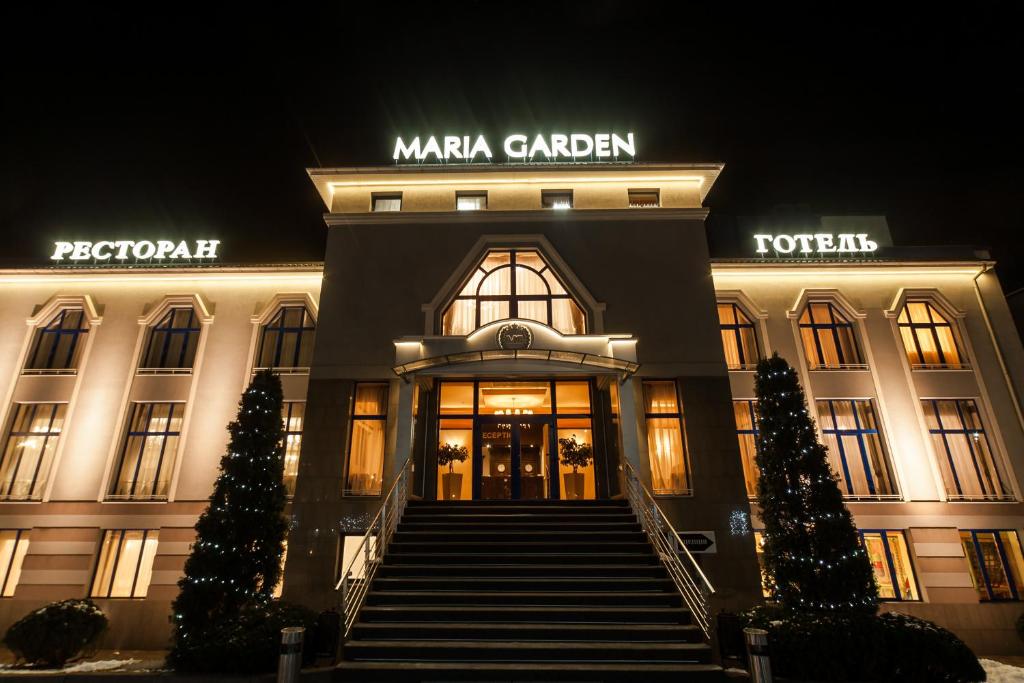 伊万诺-弗兰科夫斯克Maria Garden hotel & restaurant的一座建筑,设有通往前门的楼梯