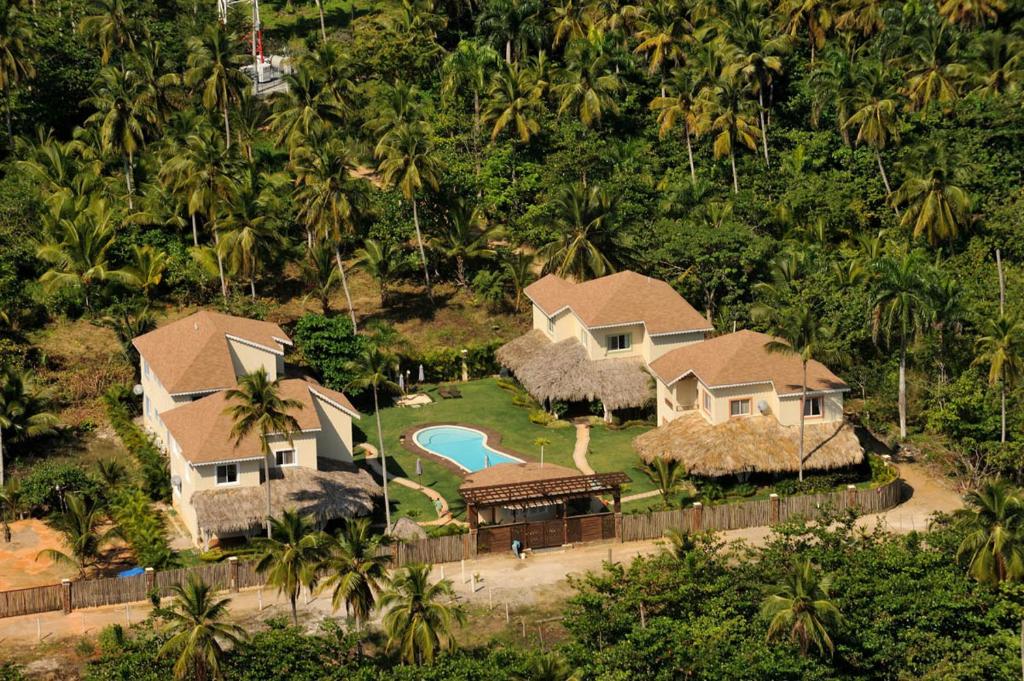 CosónVilla Mares en Playa Bonita ,coson Las Terrenas的享有带游泳池的房屋的空中景致