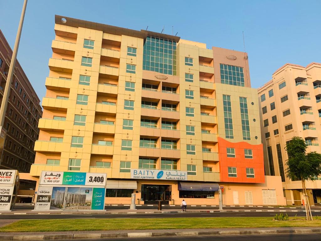 迪拜拜提公寓酒店 的街道中间的大建筑