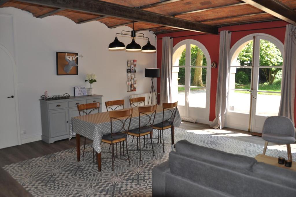 绍莱Au Rez de Jardin的客厅配有桌椅和沙发