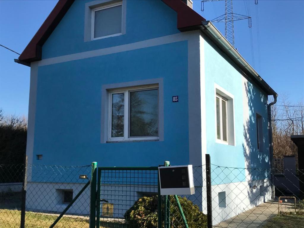 维也纳lovely house for relaxing trips的 ⁇ 后面的蓝色和白色房子