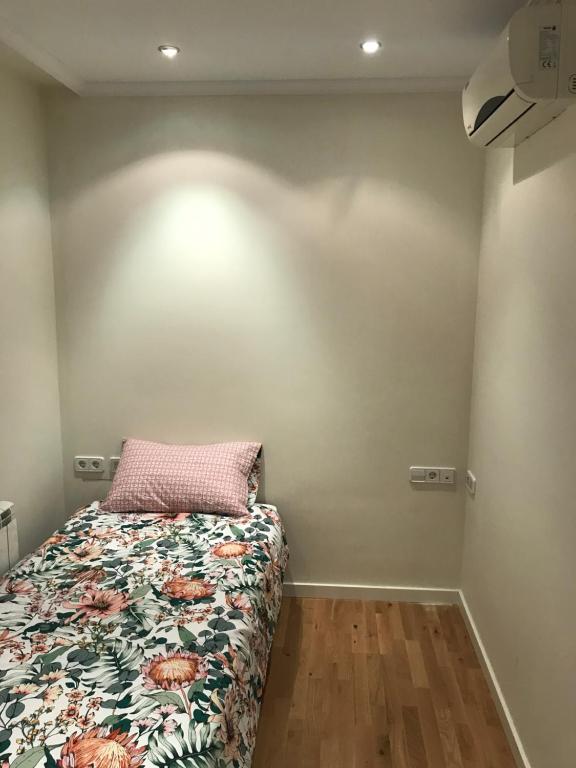 洛格罗尼奥Casa Duquesa的一间卧室配有一张带花卉棉被的床
