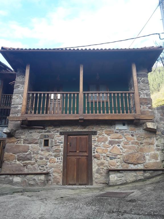 普罗阿萨Casa Matilde的带阳台和木门的石头房子