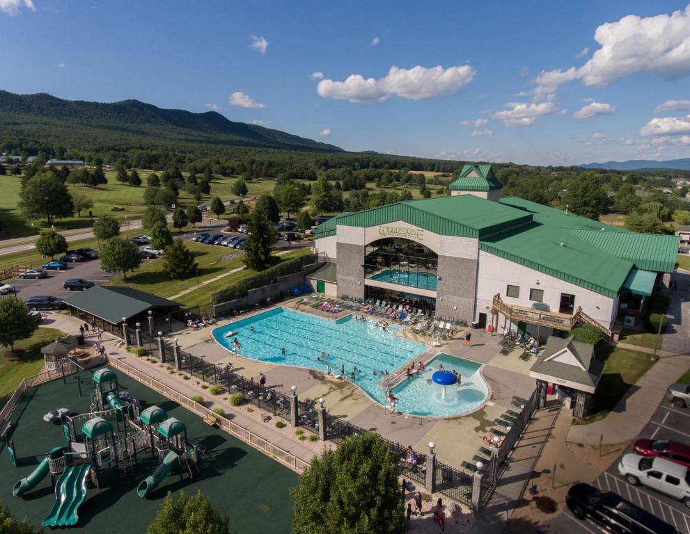 McGaheysvilleMassanuttens Shenandoah Villas by TripForth的享有带游泳池的度假村的顶部景致