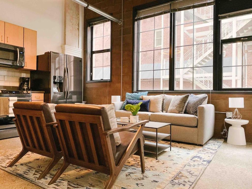 诺克斯维尔Cozy Downtown Loft的客厅配有沙发和桌子