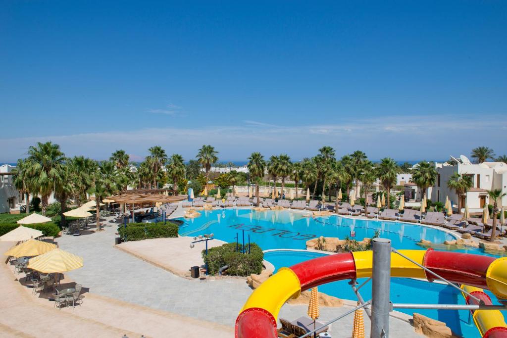 沙姆沙伊赫Amphoras Aqua的度假村的游泳池,带水滑梯