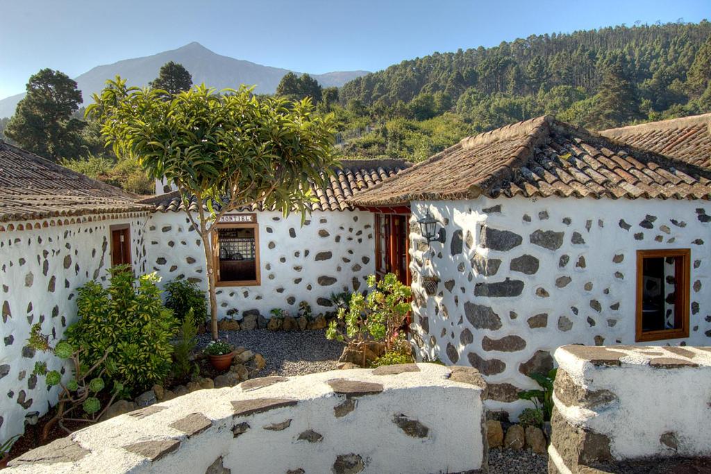 伊科德洛斯维诺斯HolidaynorthTenerife Casa rural Montiel的一组背景为山脉的建筑
