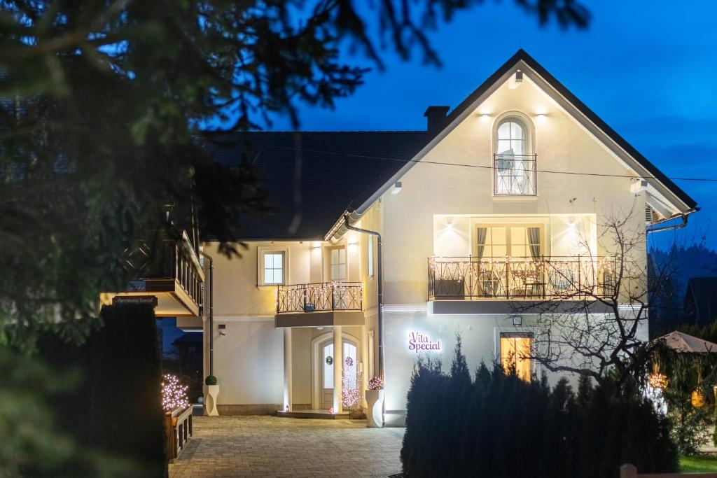 布莱德Design & Wine Vila Special Bled的夜晚的白色房子,灯火通明
