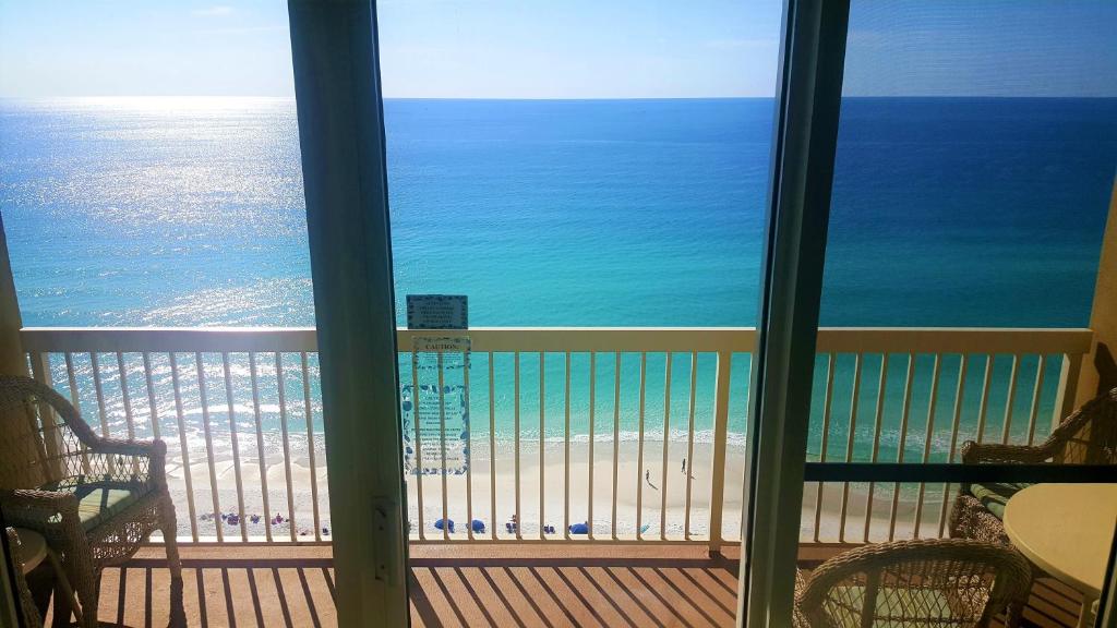 德斯坦Pelican Beach Resort Rentals的以及享有海滩景致的阳台。