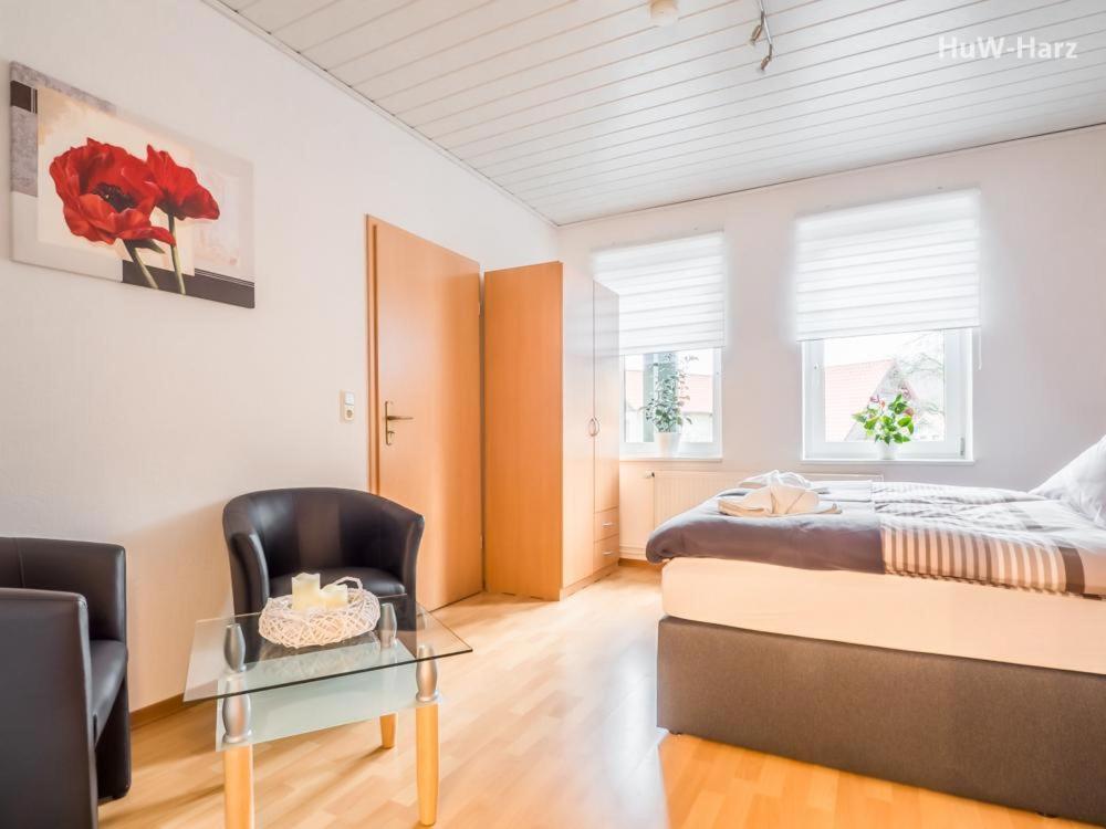 韦尼格罗德Ruhiges Apartment am Waldrand mit Schlossblick的一间卧室配有一张床和一张玻璃桌