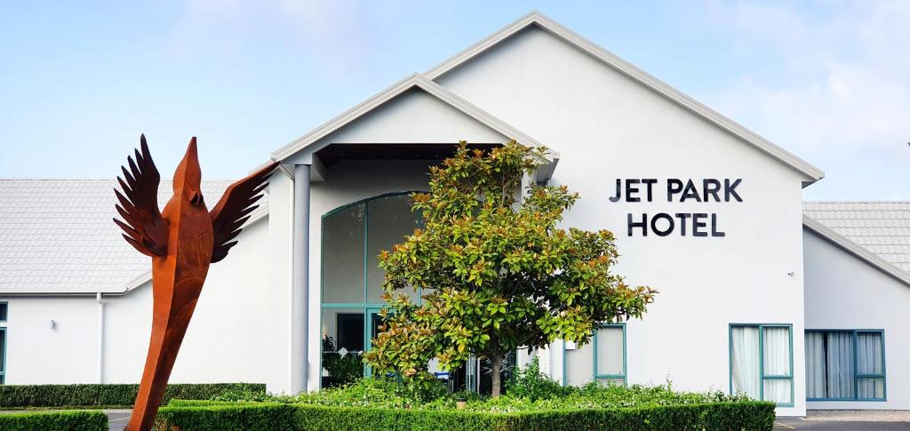 汉密尔顿JetPark Hamilton Airport New Zealand的左侧公园酒店大楼前面有雕像