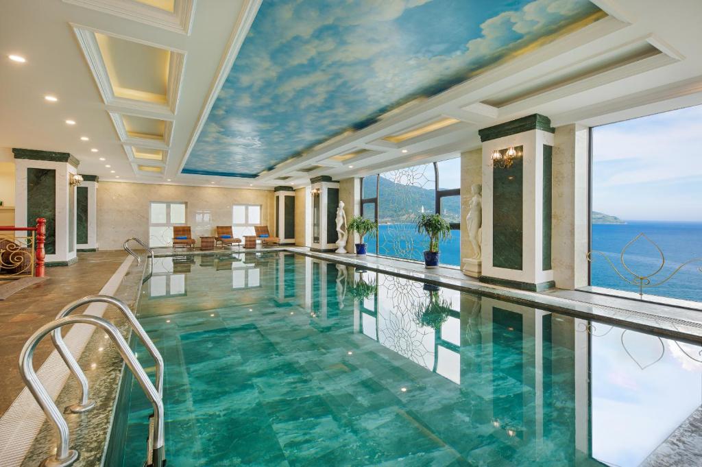 岘港Eden Ocean View Hotel Da Nang的海景游泳池