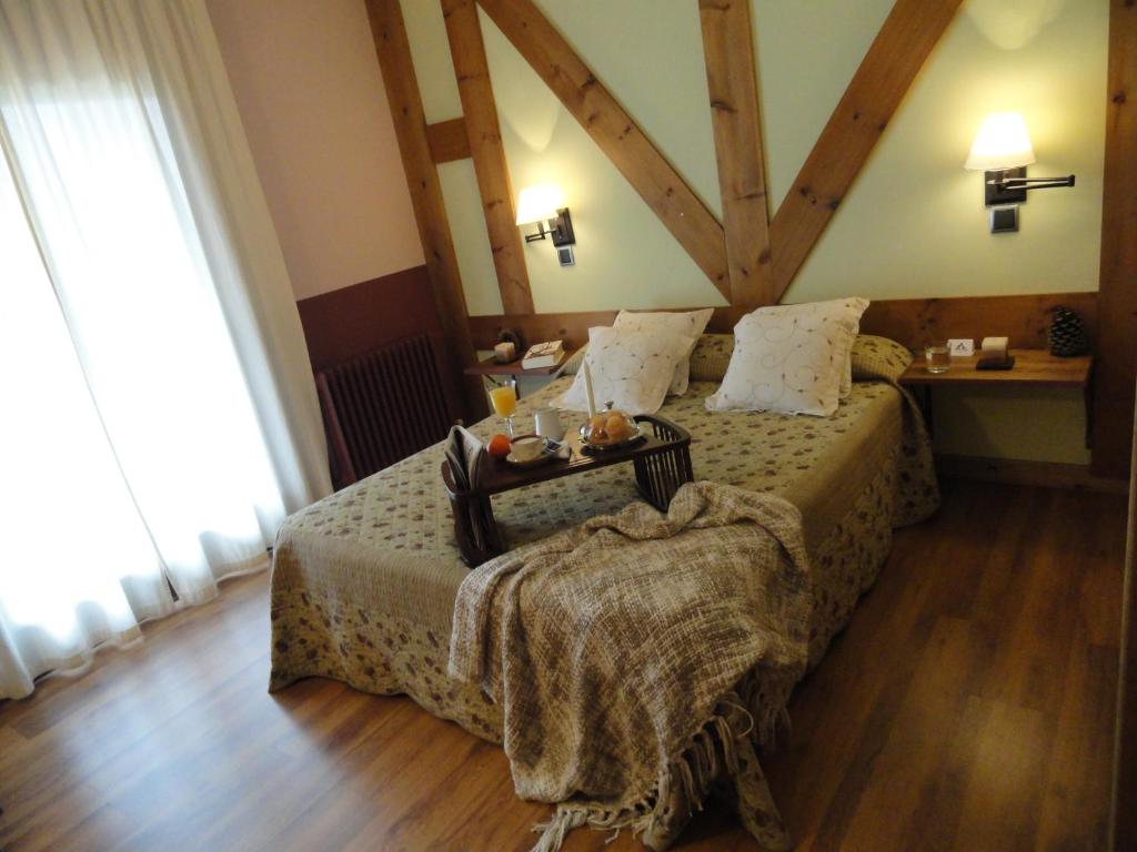 拉斯卡弗里亚艾尔瓦勒乡村酒店的一间卧室配有一张桌子和一张床铺