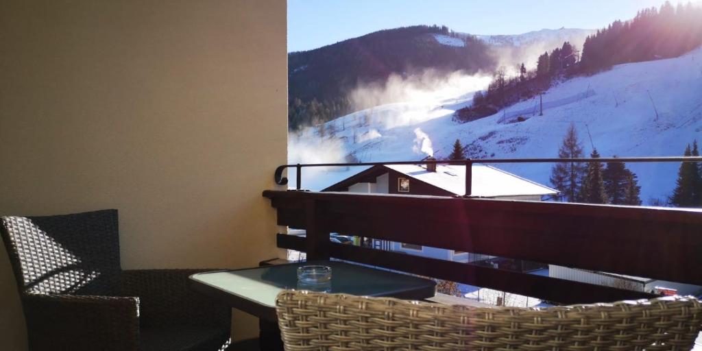 巴德小基希海姆Appartement Bella Vista的阳台配有桌椅,享有山脉美景。