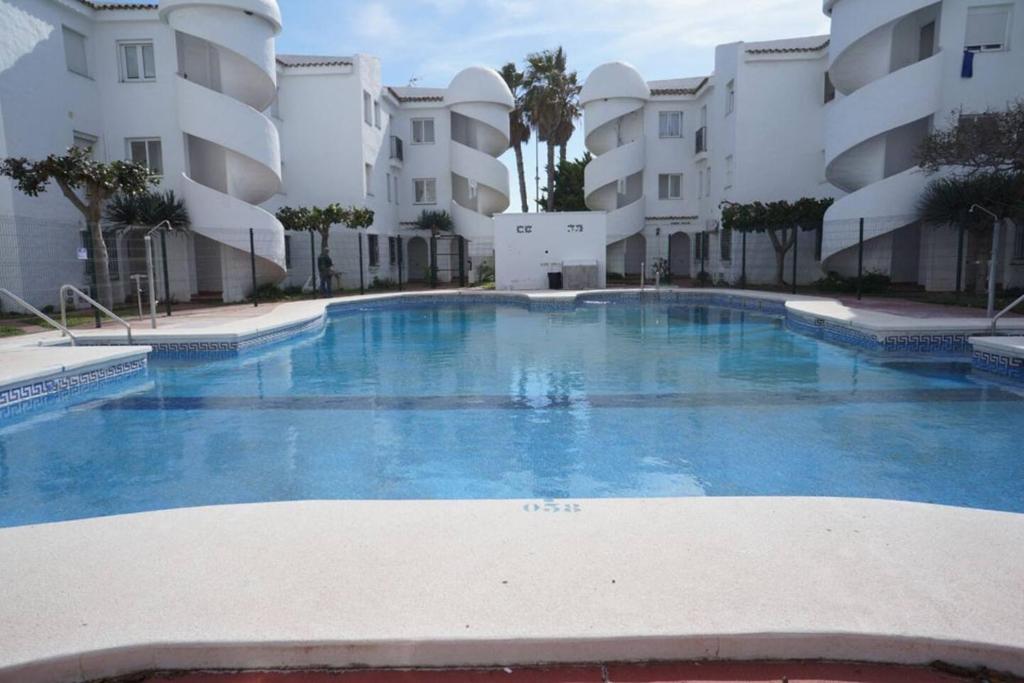 托罗克斯Laguna Beach的一座大型游泳池,位于部分公寓大楼前