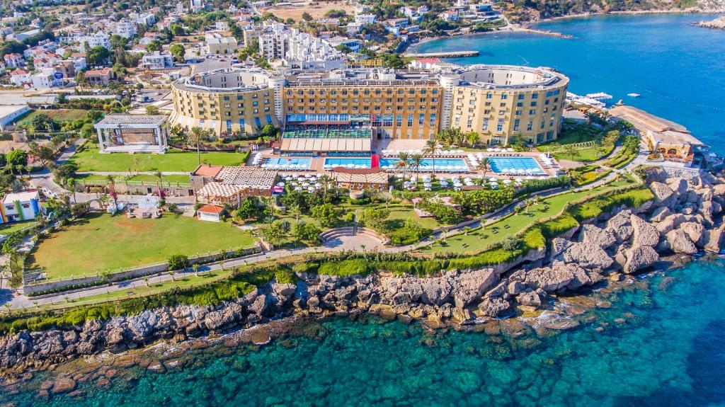 凯里尼亚Merit Park Hotel Casino & SPA的靠近大海的悬崖上的度假村的空中景观