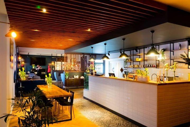 格拉耶沃Restauracja Hotel Balton的餐厅设有酒吧,配有桌椅