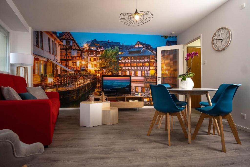 斯特拉斯堡Strasbourg Appart Cosy Hyper Centre的客厅里装饰着一幅河流画